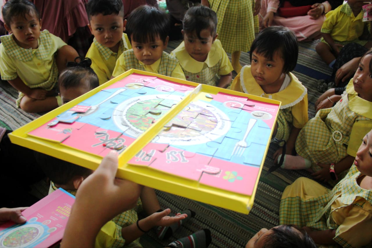 Belajar Gizi Lewat Puzzle: Promkes Pasirian Ajak Ibu dan Balita Pahami Isi Piringku di Posyandu