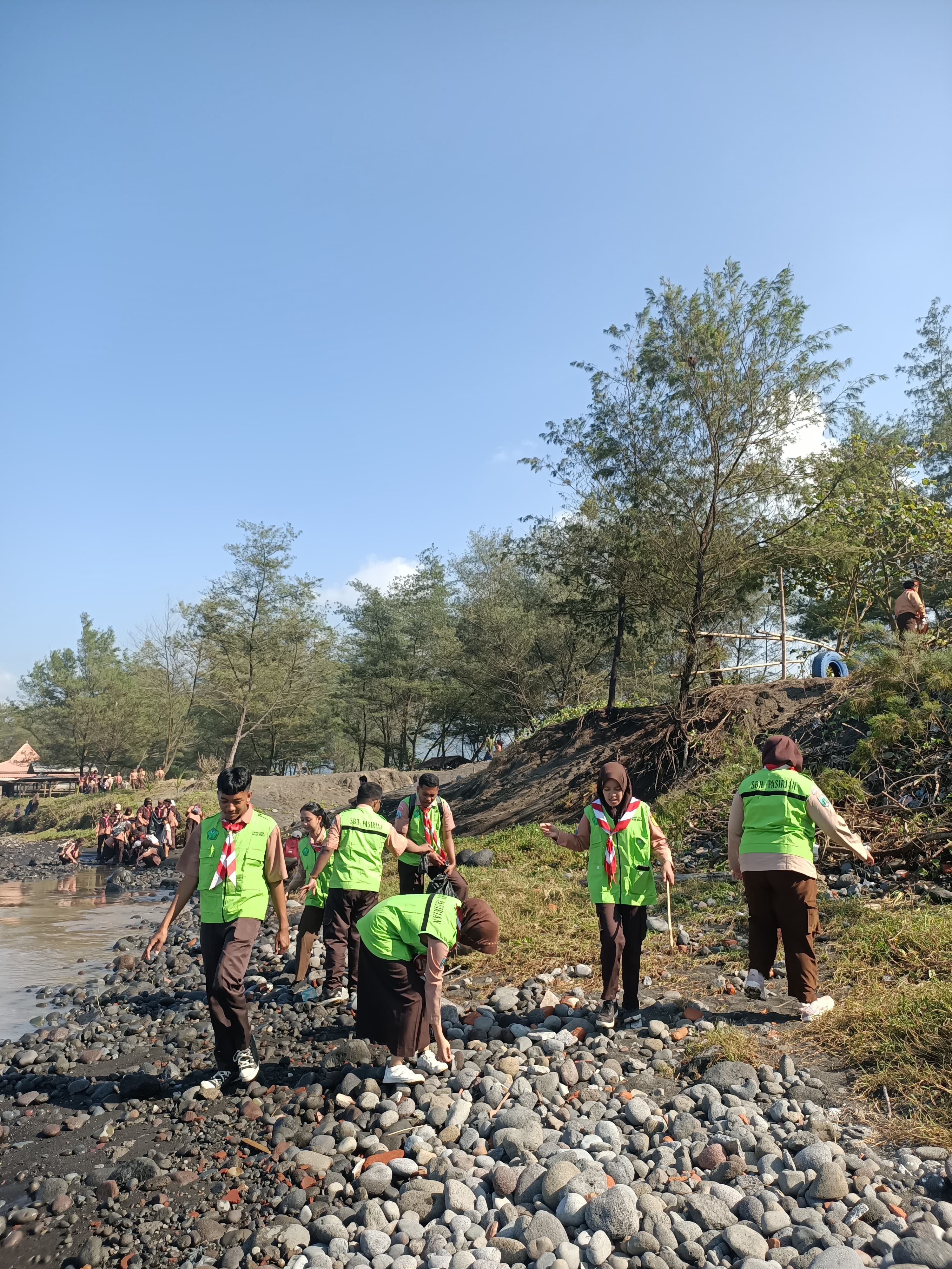 SBH Pasirian Gaungkan Aksi Peduli Lingkungan di Kegiatan Bersih Pantai 2025 Pantai Bambang